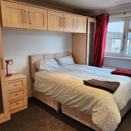 Spacious, 3 Double Bedroomed, Free Parking, 9 Mins Elland Rd, Nr Centre Semesterbostad *