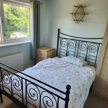 Spacious, 3 Double Bedroomed, Free Parking, 9 Mins Elland Rd, Nr Centre