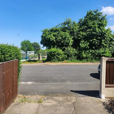 Spacious, 3 Double Bedroomed, Free Parking, 9 Mins Elland Rd, Nr Centre