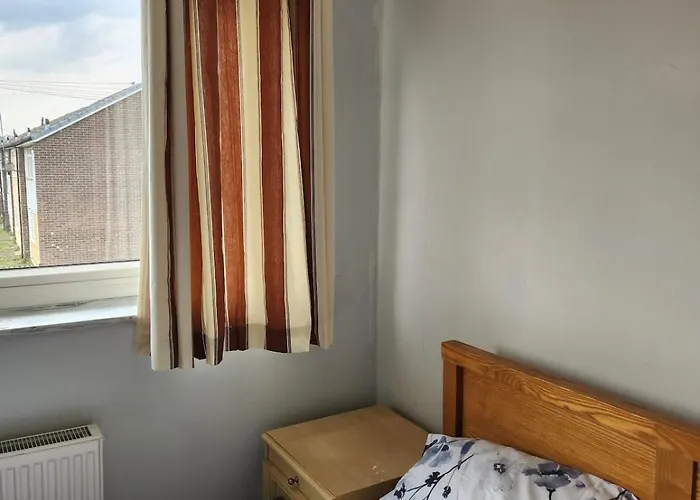 Semesterbostad Spacious, 3 Double Bedroomed, Free Parking, 9 Mins Elland Rd, Nr Centre *