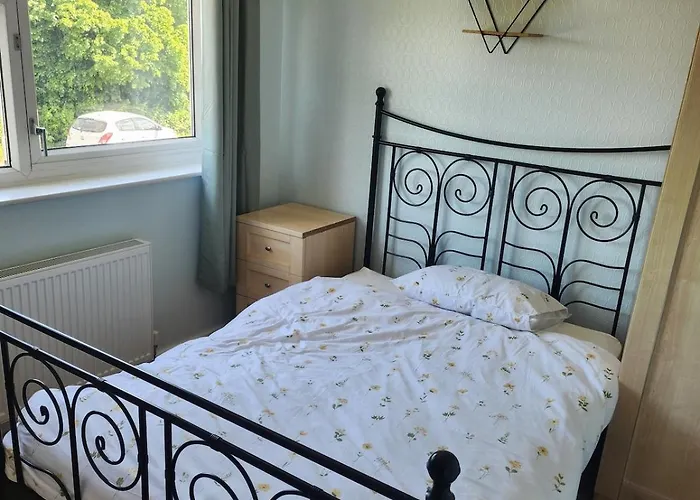 Spacious, 3 Double Bedroomed, Free Parking, 9 Mins Elland Rd, Nr Centre