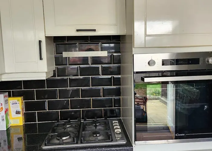 Spacious, 3 Double Bedroomed, Free Parking, 9 Mins Elland Rd, Nr Centre Leeds (West Yorkshire)