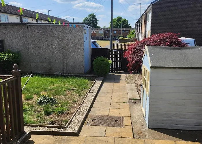 Spacious, 3 Double Bedroomed, Free Parking, 9 Mins Elland Rd, Nr Centre Semesterbostad