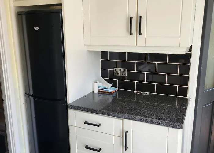 Spacious, 3 Double Bedroomed, Free Parking, 9 Mins Elland Rd, Nr Centre Semesterbostad