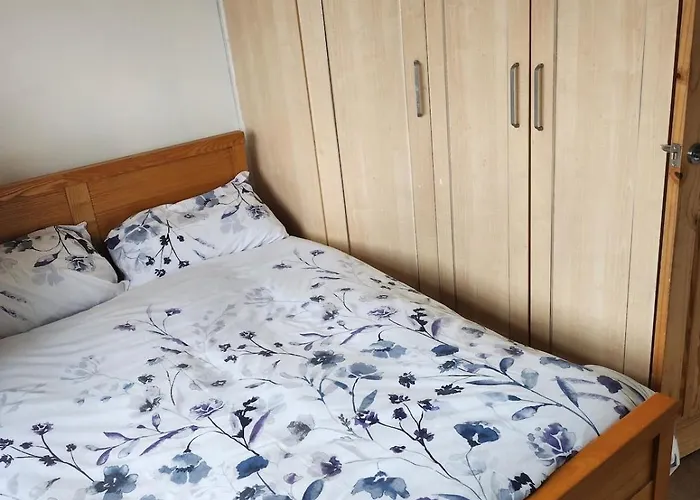 Semesterbostad Spacious, 3 Double Bedroomed, Free Parking, 9 Mins Elland Rd, Nr Centre Leeds (West Yorkshire)