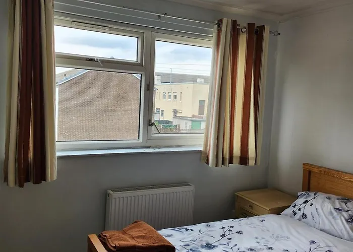 Spacious, 3 Double Bedroomed, Free Parking, 9 Mins Elland Rd, Nr Centre Leeds (West Yorkshire)