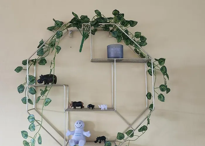 Spacious, 3 Double Bedroomed, Free Parking, 9 Mins Elland Rd, Nr Centre