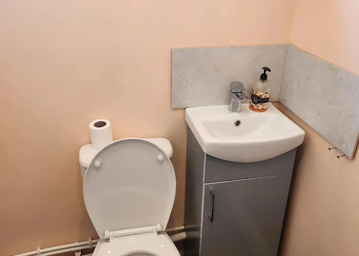 Semesterbostad Spacious, 3 Double Bedroomed, Free Parking, 9 Mins Elland Rd, Nr Centre *