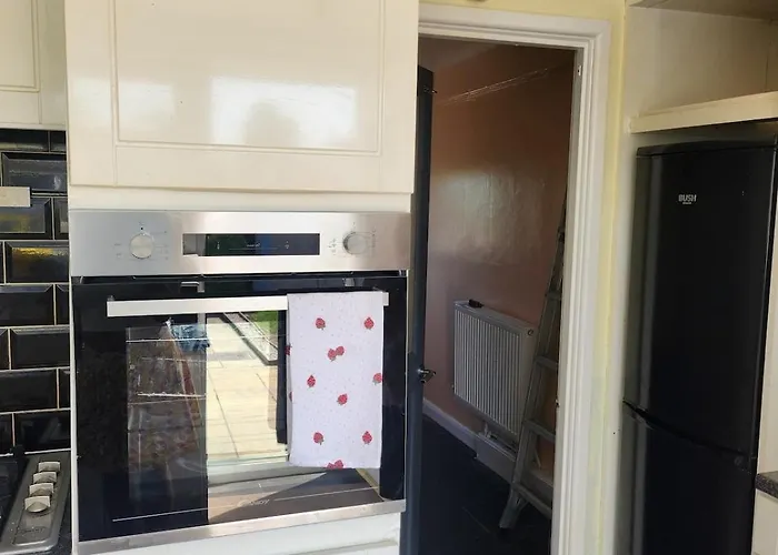 Spacious, 3 Double Bedroomed, Free Parking, 9 Mins Elland Rd, Nr Centre Leeds (West Yorkshire)