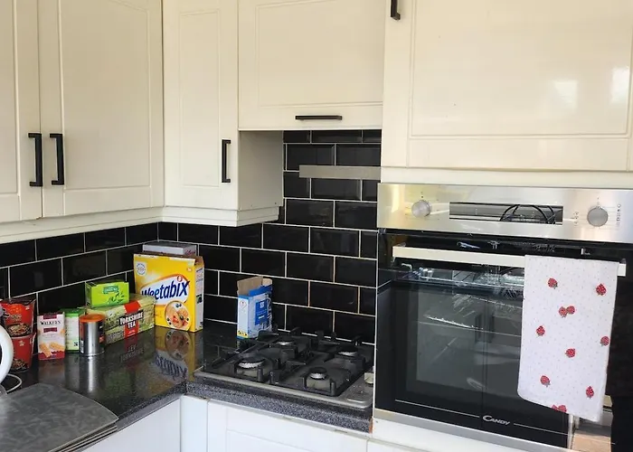 Spacious, 3 Double Bedroomed, Free Parking, 9 Mins Elland Rd, Nr Centre Leeds (West Yorkshire)