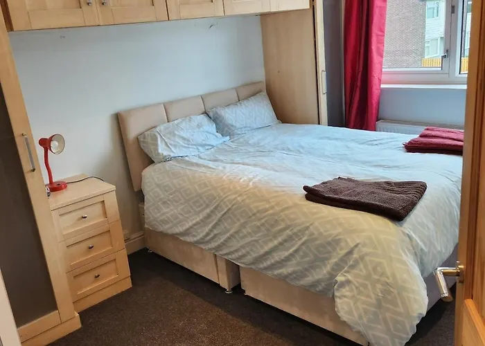 Semesterbostad Spacious, 3 Double Bedroomed, Free Parking, 9 Mins Elland Rd, Nr Centre