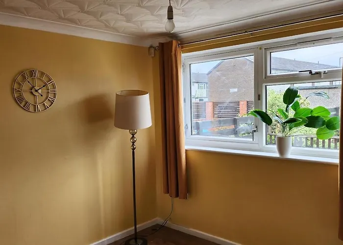 Spacious, 3 Double Bedroomed, Free Parking, 9 Mins Elland Rd, Nr Centre