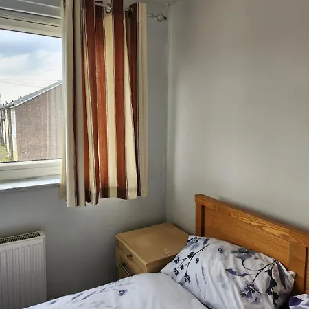 Semesterbostad Spacious, 3 Double Bedroomed, Free Parking, 9 Mins Elland Rd, Nr Centre *