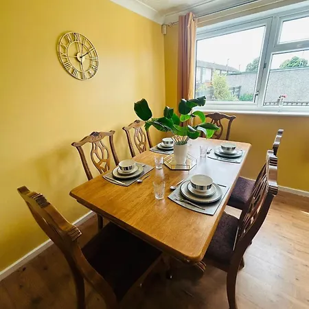 Spacious, 3 Double Bedroomed, Free Parking, 9 Mins Elland Rd, Nr Centre Λιντς