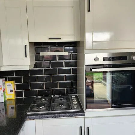 Spacious, 3 Double Bedroomed, Free Parking, 9 Mins Elland Rd, Nr Centre Leeds (West Yorkshire)