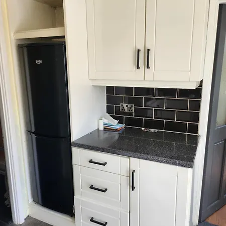 Spacious, 3 Double Bedroomed, Free Parking, 9 Mins Elland Rd, Nr Centre Semesterbostad