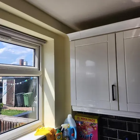 Semesterbostad Spacious, 3 Double Bedroomed, Free Parking, 9 Mins Elland Rd, Nr Centre Leeds (West Yorkshire)