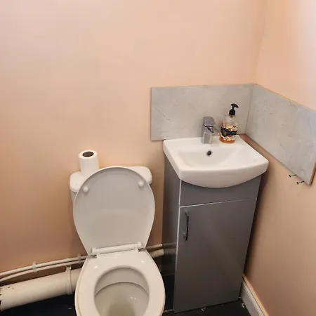 Semesterbostad Spacious, 3 Double Bedroomed, Free Parking, 9 Mins Elland Rd, Nr Centre *