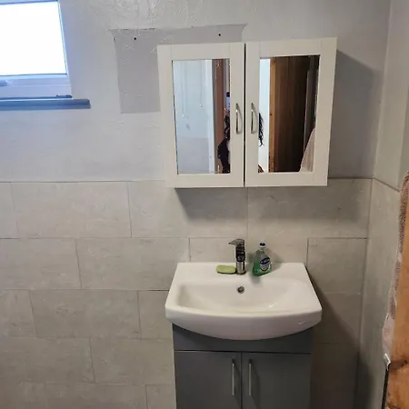 Semesterbostad Spacious, 3 Double Bedroomed, Free Parking, 9 Mins Elland Rd, Nr Centre