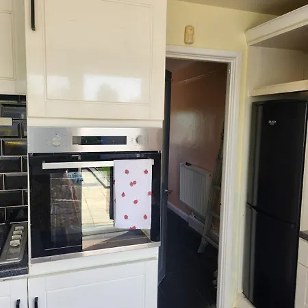 Spacious, 3 Double Bedroomed, Free Parking, 9 Mins Elland Rd, Nr Centre Leeds (West Yorkshire)