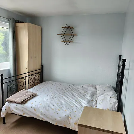 Semesterbostad Spacious, 3 Double Bedroomed, Free Parking, 9 Mins Elland Rd, Nr Centre Leeds (West Yorkshire)