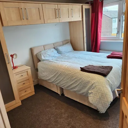 Semesterbostad Spacious, 3 Double Bedroomed, Free Parking, 9 Mins Elland Rd, Nr Centre