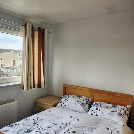 Spacious, 3 Double Bedroomed, Free Parking, 9 Mins Elland Rd, Nr Centre *