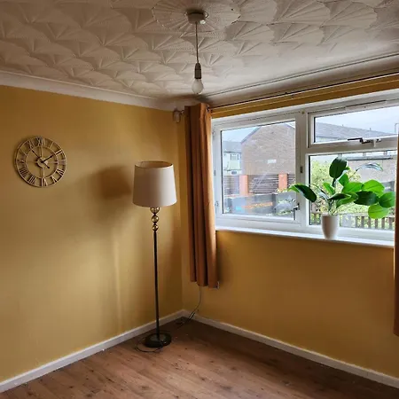 Spacious, 3 Double Bedroomed, Free Parking, 9 Mins Elland Rd, Nr Centre