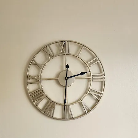 Spacious, 3 Double Bedroomed, Free Parking, 9 Mins Elland Rd, Nr Centre