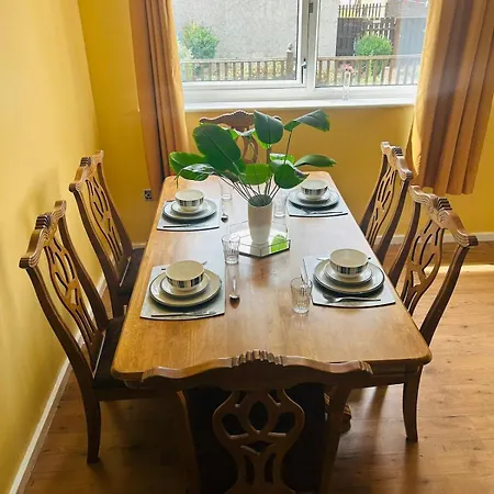 Spacious, 3 Double Bedroomed, Free Parking, 9 Mins Elland Rd, Nr Centre *