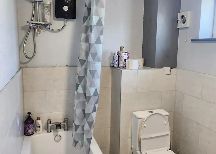 Spacious, 3 Double Bedroomed, Free Parking, 9 Mins Elland Rd, Nr Centre 別荘 リーズ