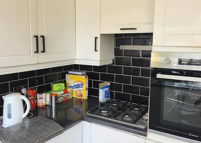 別荘 Spacious, 3 Double Bedroomed, Free Parking, 9 Mins Elland Rd, Nr Centre