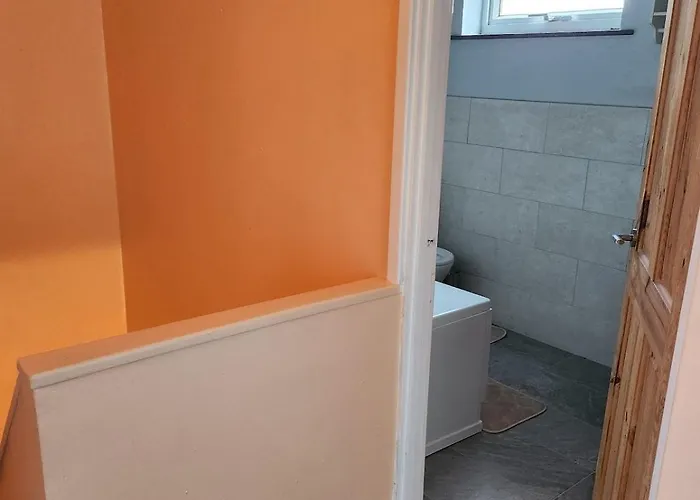 別荘 Spacious, 3 Double Bedroomed, Free Parking, 9 Mins Elland Rd, Nr Centre リーズ