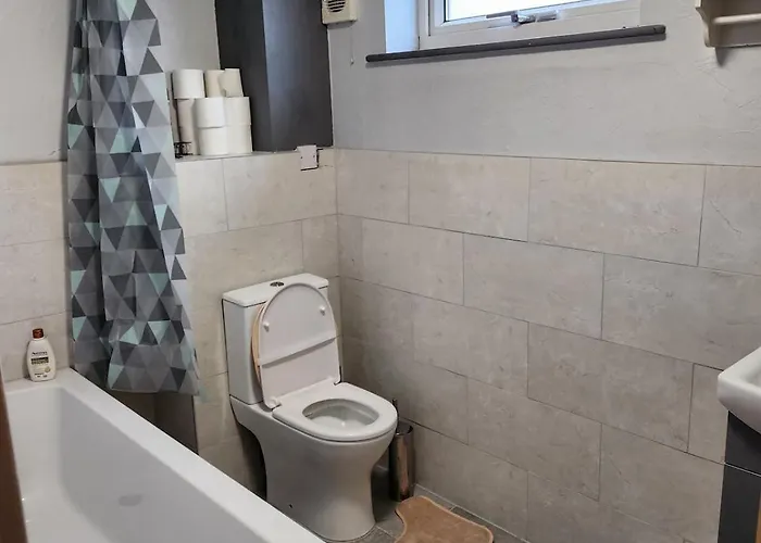 Spacious, 3 Double Bedroomed, Free Parking, 9 Mins Elland Rd, Nr Centre * リーズ