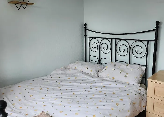 Spacious, 3 Double Bedroomed, Free Parking, 9 Mins Elland Rd, Nr Centre