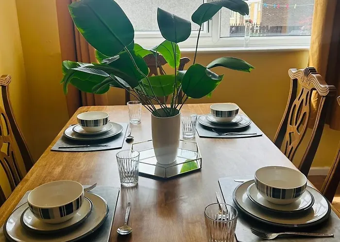 Spacious, 3 Double Bedroomed, Free Parking, 9 Mins Elland Rd, Nr Centre * リーズ