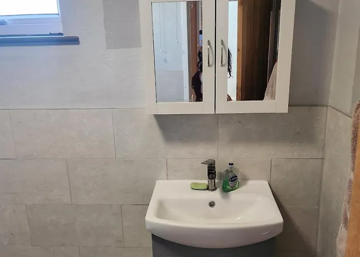 別荘 Spacious, 3 Double Bedroomed, Free Parking, 9 Mins Elland Rd, Nr Centre