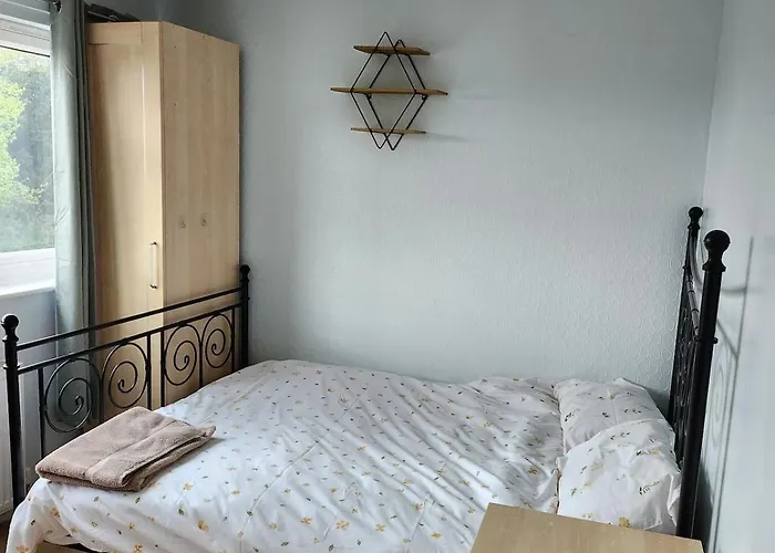 別荘 Spacious, 3 Double Bedroomed, Free Parking, 9 Mins Elland Rd, Nr Centre リーズ