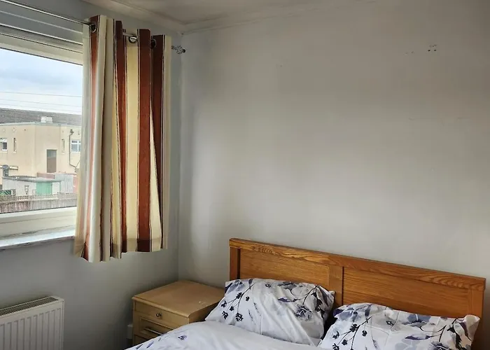 Spacious, 3 Double Bedroomed, Free Parking, 9 Mins Elland Rd, Nr Centre *