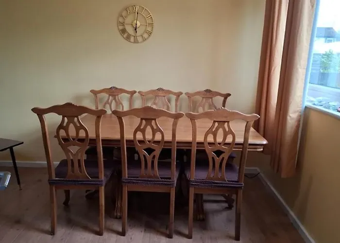 別荘 Spacious, 3 Double Bedroomed, Free Parking, 9 Mins Elland Rd, Nr Centre