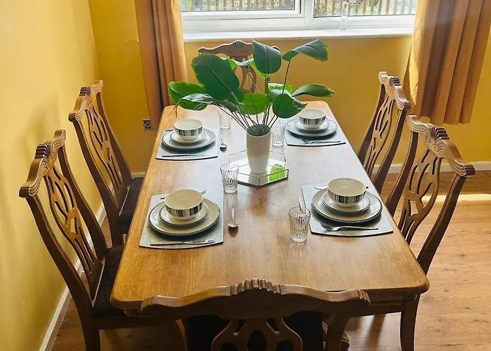 Spacious, 3 Double Bedroomed, Free Parking, 9 Mins Elland Rd, Nr Centre *