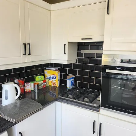 Holiday home Spacious, 3 Double Bedroomed, Free Parking, 9 Mins Elland Rd, Nr Centre