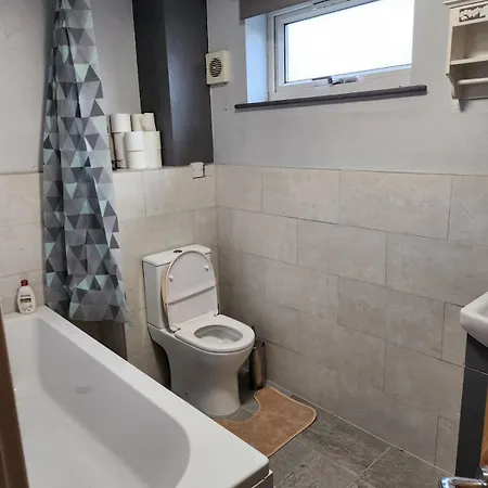 Spacious, 3 Double Bedroomed, Free Parking, 9 Mins Elland Rd, Nr Centre * Leeds (West Yorkshire)