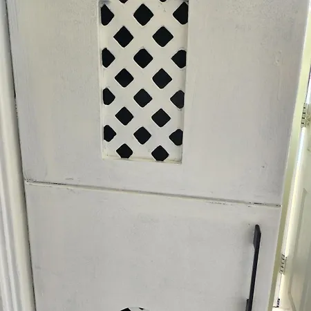 Spacious, 3 Double Bedroomed, Free Parking, 9 Mins Elland Rd, Nr Centre Holiday home *