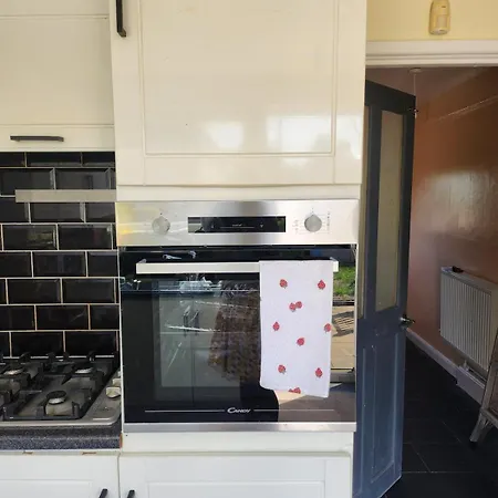 Spacious, 3 Double Bedroomed, Free Parking, 9 Mins Elland Rd, Nr Centre * Leeds (West Yorkshire)