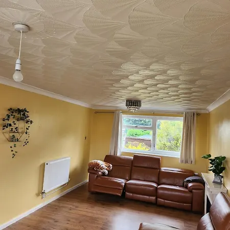 Spacious, 3 Double Bedroomed, Free Parking, 9 Mins Elland Rd, Nr Centre Holiday home *