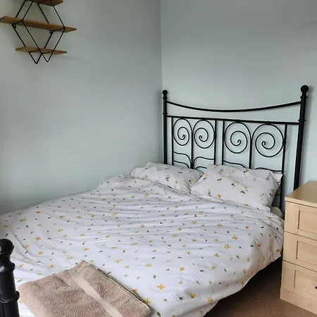 Spacious, 3 Double Bedroomed, Free Parking, 9 Mins Elland Rd, Nr Centre