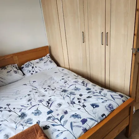 Holiday home Spacious, 3 Double Bedroomed, Free Parking, 9 Mins Elland Rd, Nr Centre Leeds (West Yorkshire)