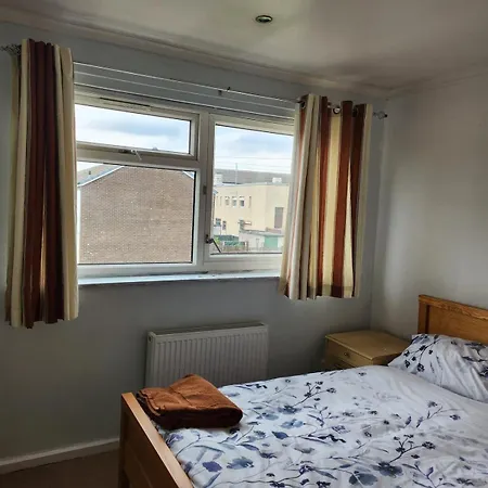Spacious, 3 Double Bedroomed, Free Parking, 9 Mins Elland Rd, Nr Centre Leeds (West Yorkshire)