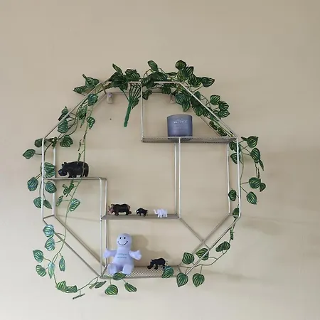 Spacious, 3 Double Bedroomed, Free Parking, 9 Mins Elland Rd, Nr Centre